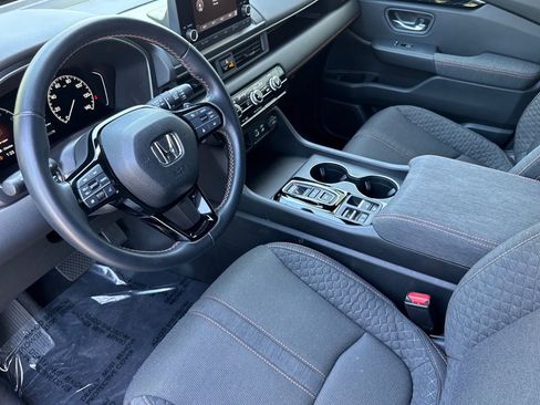 Used 2025 Honda Pilot Sport image 4