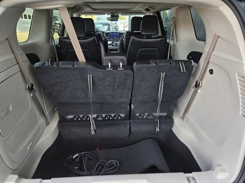 Used 2022 Chrysler Pacifica Limited w/ Uconnect Theater Family Group image 33