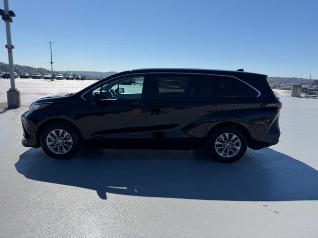 Used 2023 Toyota Sienna LE FWD image 6