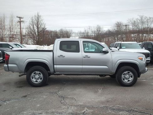 Used 2022 Toyota Tacoma SR image 2