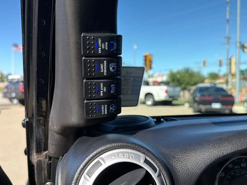 Used 2016 Jeep Wrangler Unlimited Sahara w/ Connectivity Group AWD/4WD image 89