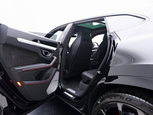 Used 2022 Lamborghini Urus image 34