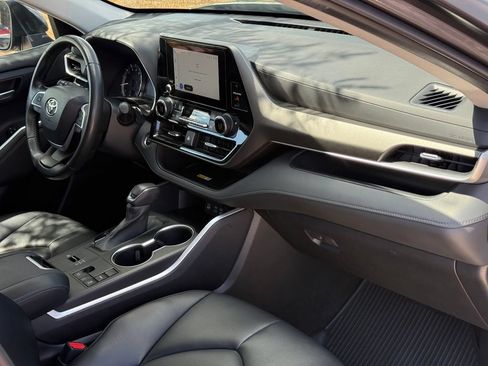 Used 2023 Toyota Highlander XLE FWD image 25