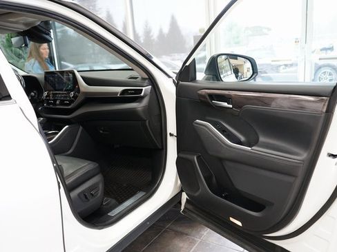 Used 2021 Toyota Highlander Platinum image 44