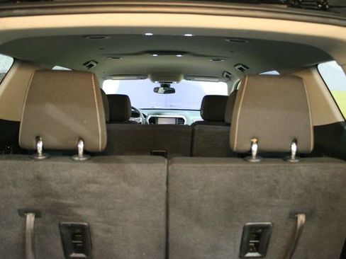 Used 2023 GMC Acadia SLE image 18