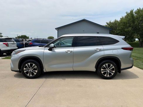 Used 2021 Toyota Highlander XLE AWD/4WD image 3