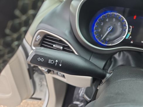 Used 2023 Chrysler Pacifica Touring-L FWD image 43