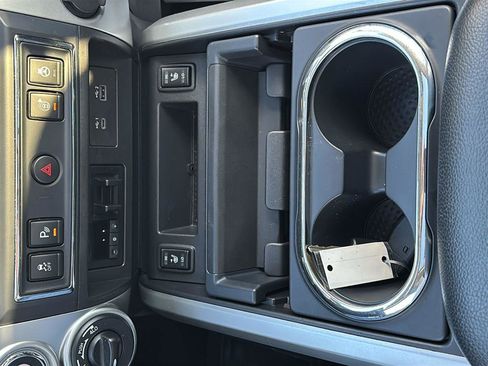 Used 2020 Nissan Titan SL w/ Moonroof Package image 34