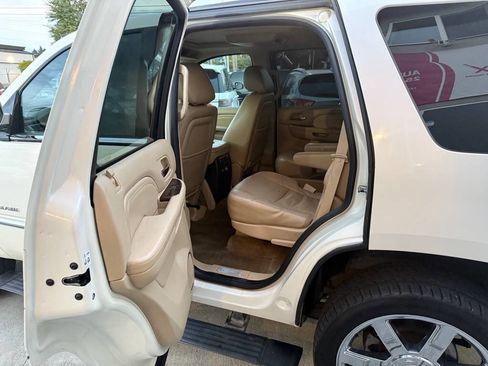 Used 2010 Cadillac Escalade Premium image 13