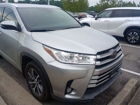 Used 2017 Toyota Highlander XLE AWD/4WD image 3