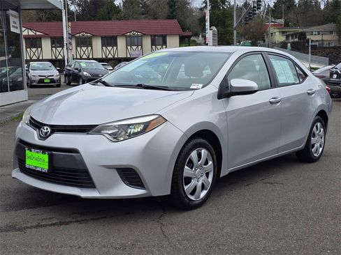 Used 2015 Toyota Corolla LE image 3