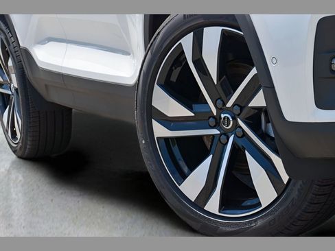 Certified 2025 Volvo XC40 B5 Plus w/ Protection Package Premier image 10