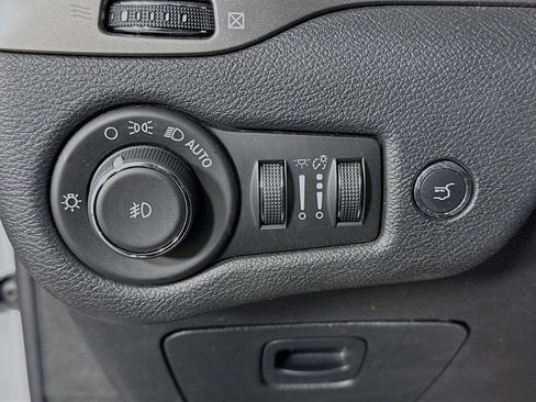 Used 2019 Jeep Cherokee Limited image 21