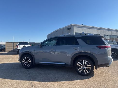 Certified 2025 Nissan Pathfinder Platinum image 13