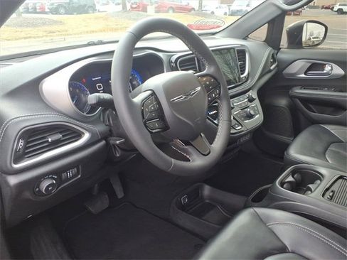 Used 2023 Chrysler Pacifica Touring-L w/ S Appearance Package image 7