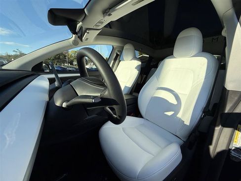 Used 2024 Tesla Model Y Long Range AWD/4WD image 10