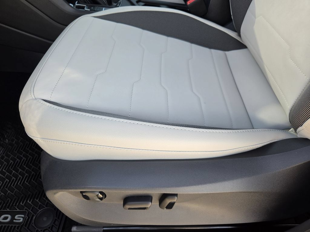 New 2027 Volkswagen Taos SE FWD image 21