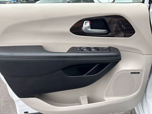 Used 2022 Chrysler Pacifica Limited image 18