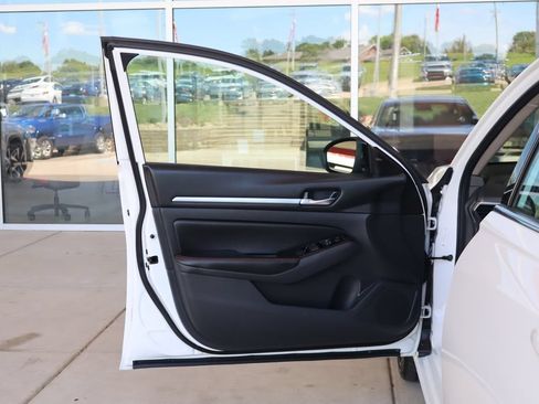 Used 2024 Nissan Altima 2.5 SR FWD image 12