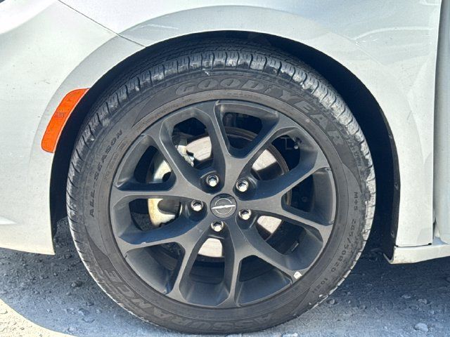 Used 2025 Chrysler Pacifica Limited FWD image 26