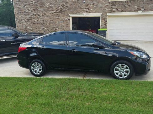 Used 2013 Hyundai Accent GLS FWD image 3