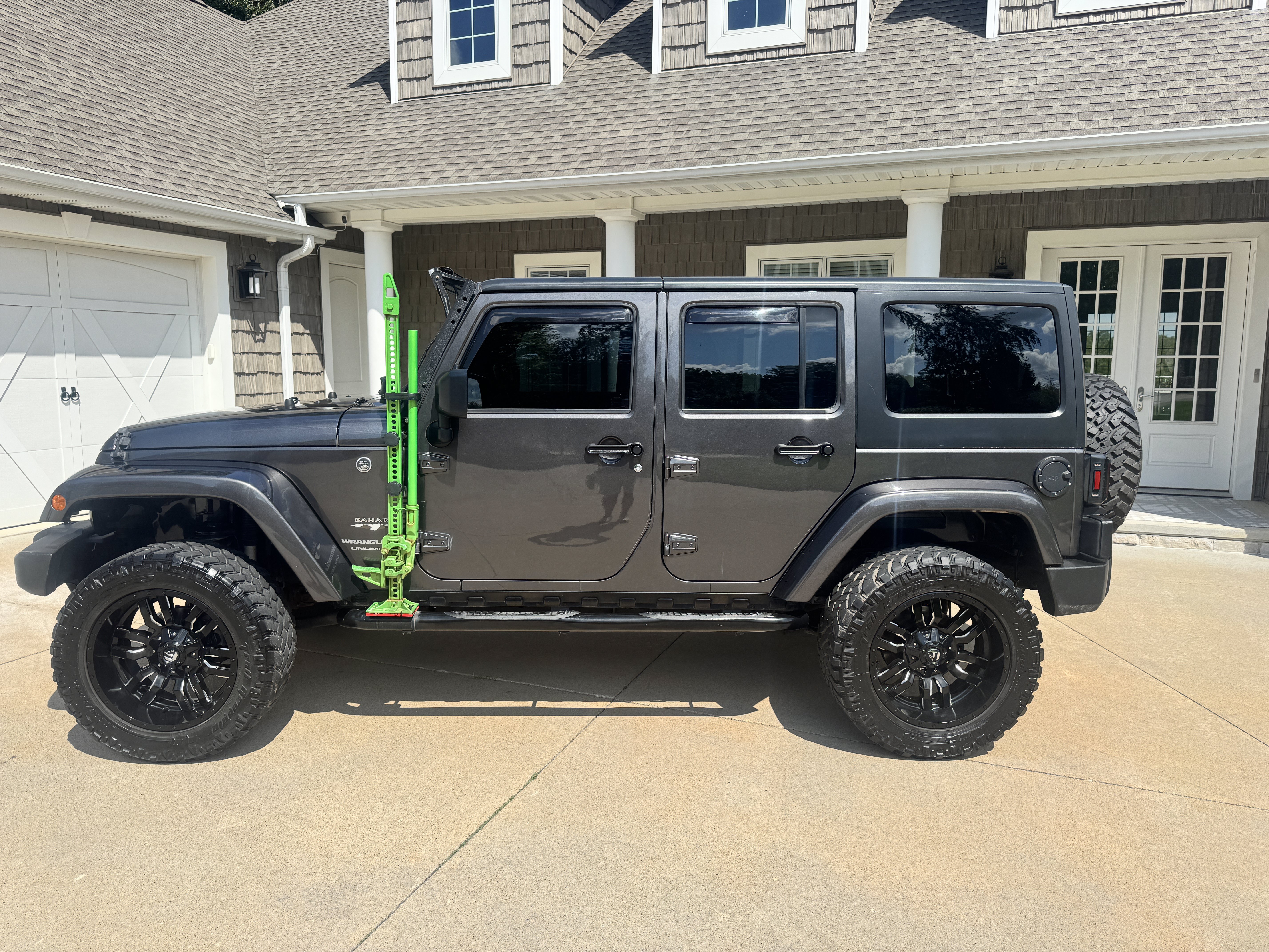 Used 2018 Jeep Wrangler Unlimited Sahara w/ Connectivity Group AWD/4WD image 2
