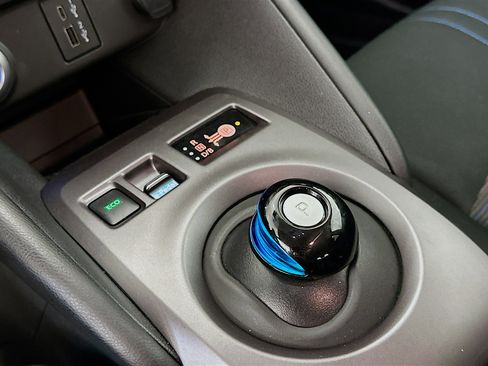 Used 2025 Nissan Leaf S image 24