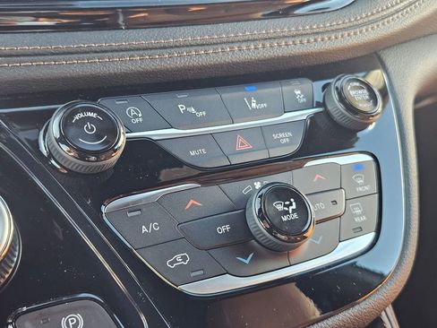 New 2026 Chrysler Pacifica Pinnacle image 24