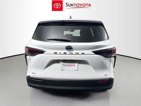 Used 2025 Toyota Sienna LE image 5