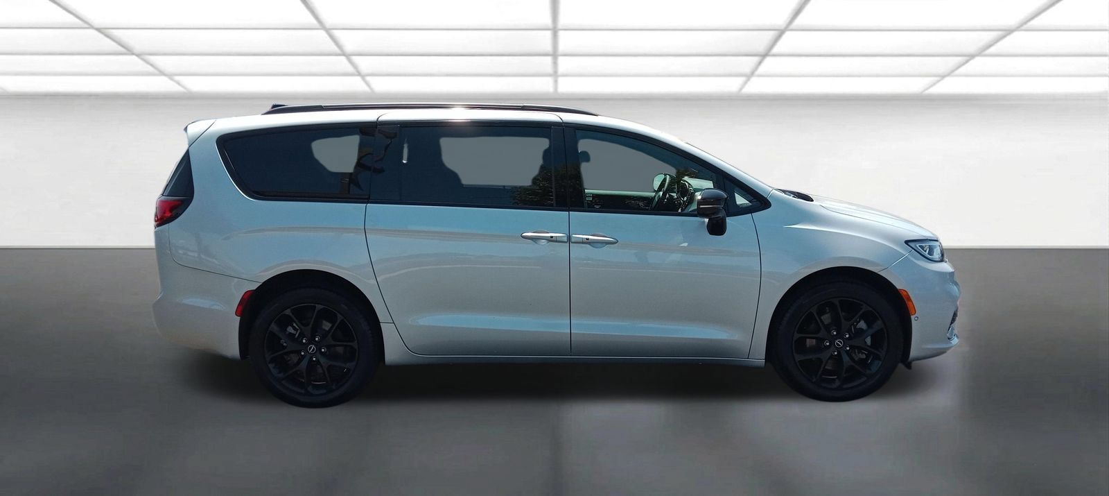 Used 2026 Chrysler Pacifica Select w/ S Appearance Package AWD/4WD image 2