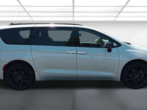Used 2026 Chrysler Pacifica Select w/ S Appearance Package AWD/4WD image 2
