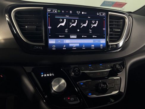 Used 2025 Chrysler Pacifica Select FWD image 17