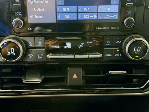 Used 2022 Toyota Highlander Bronze Edition FWD image 15