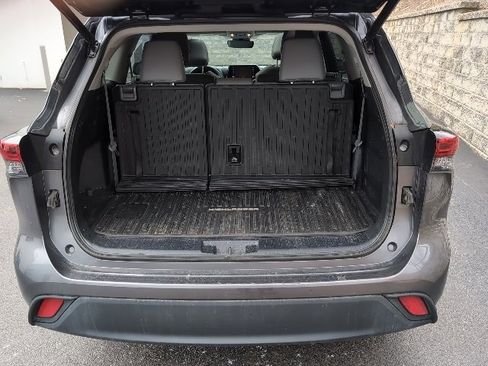 Used 2021 Toyota Highlander XLE image 29