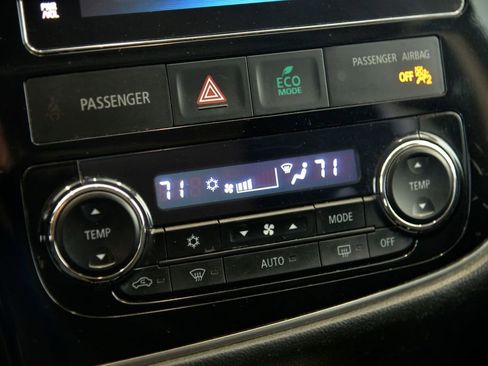 Used 2017 Mitsubishi Outlander SE AWD/4WD image 24