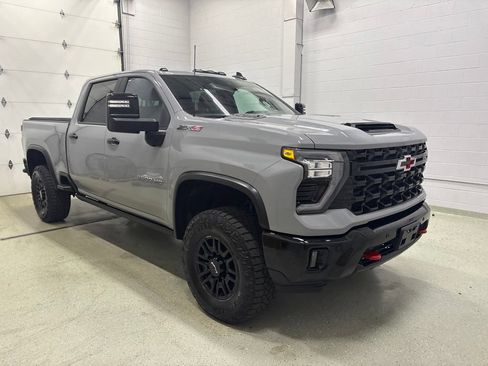 Used 2025 Chevrolet Silverado 2500 ZR2 w/ Technology Package AWD/4WD image 2