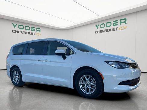 Used 2022 Chrysler Voyager LX image 2