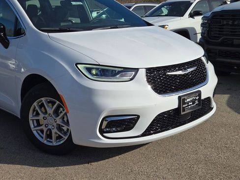 New 2026 Chrysler Pacifica Select image 2