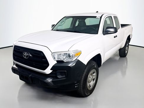 Used 2017 Toyota Tacoma SR image 4