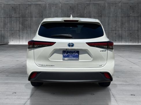 Used 2021 Toyota Highlander LE FWD image 4
