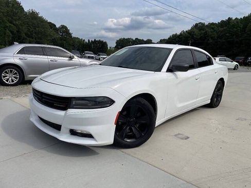 Used 2017 Dodge Charger SXT RWD image 1