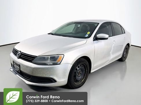 Used 2011 Volkswagen Jetta SE image 3