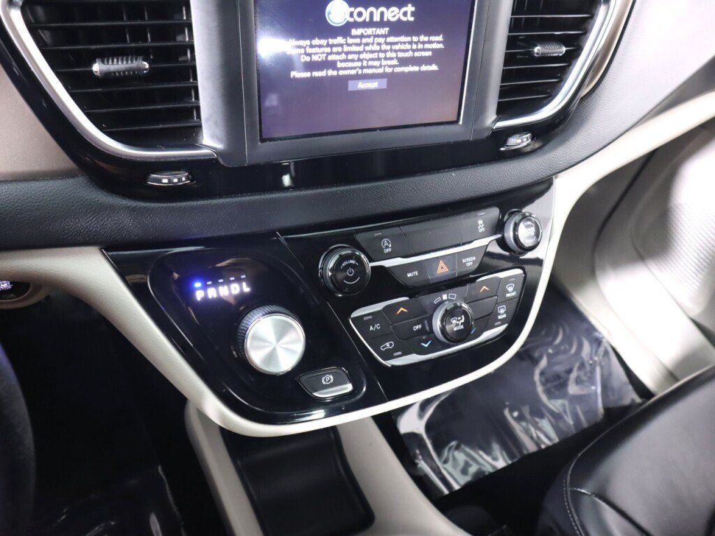 Used 2020 Chrysler Voyager Lxi FWD image 15