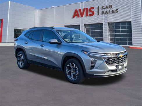 Used 2025 Chevrolet Trax LT w/ LT Convenience Package image 9