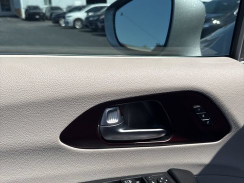 Used 2019 Chrysler Pacifica Limited FWD image 11
