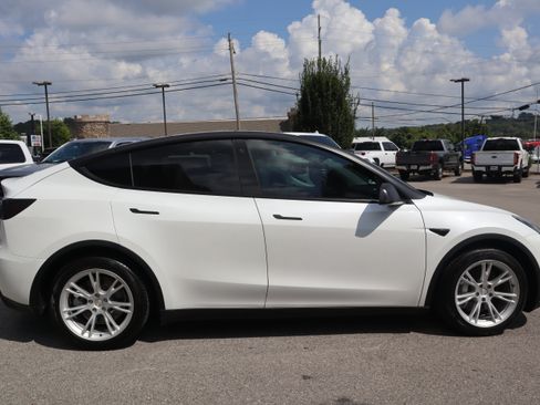 Used 2022 Tesla Model Y Long Range AWD/4WD image 6