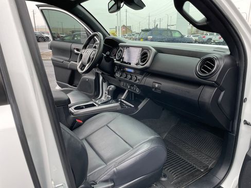 Certified 2022 Toyota Tacoma TRD Off-Road image 18