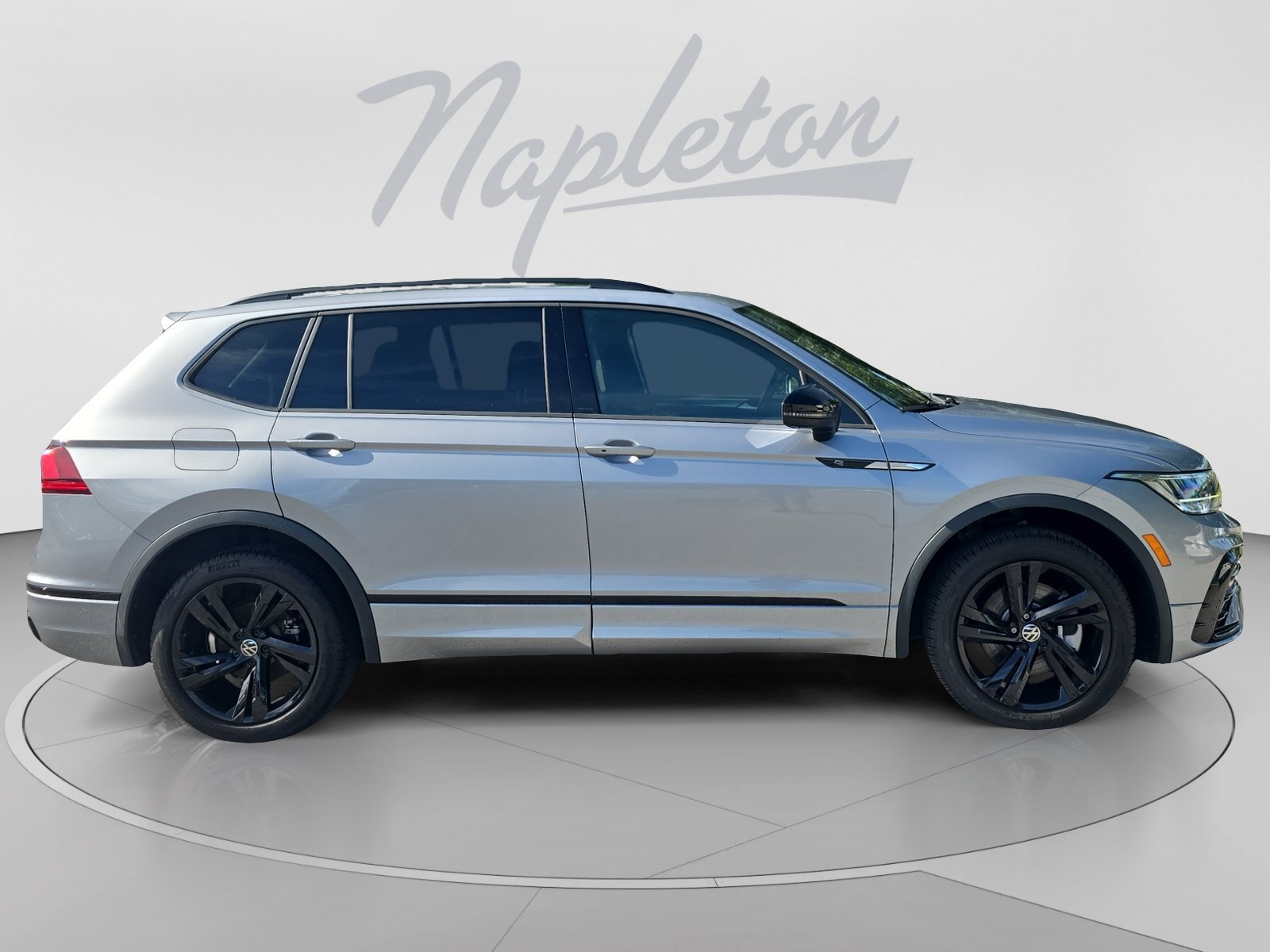 Used 2024 Volkswagen Tiguan SE R-Line AWD/4WD image 7