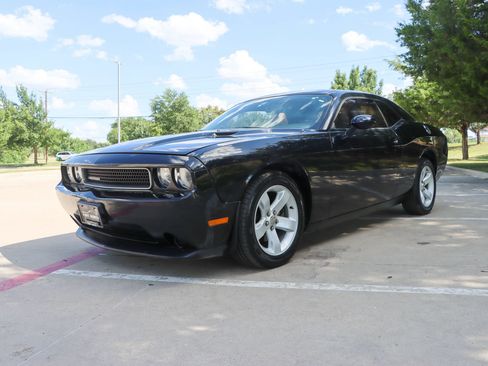 Used 2014 Dodge Challenger SXT RWD image 3