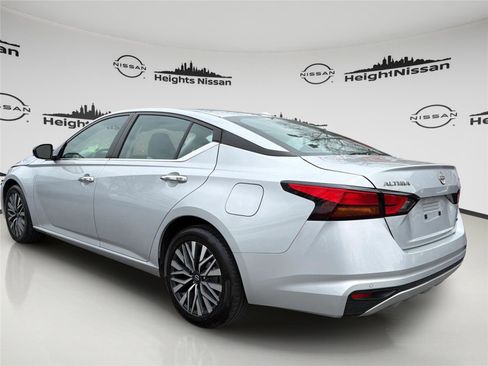 Used 2024 Nissan Altima 2.5 SV image 3